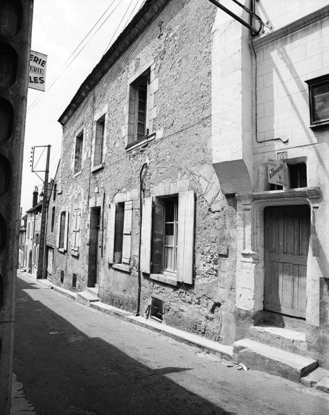 Façade sur rue, vue d'ensemble.