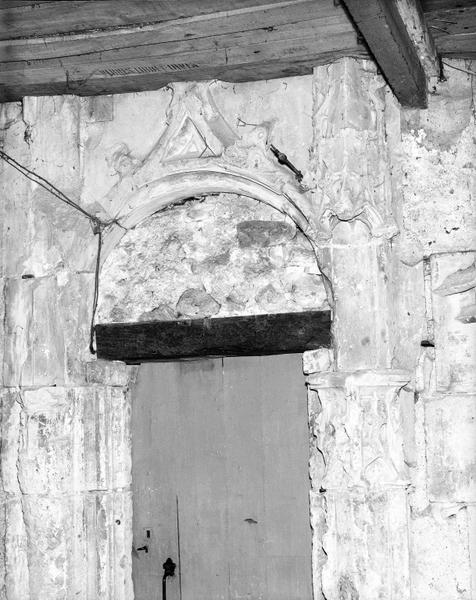 Porte de la chapelle : détail de l'arc de couvrement.