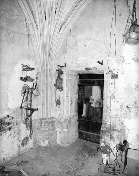 Volume intérieur de la chapelle : nervure de l'angle nord-ouest.