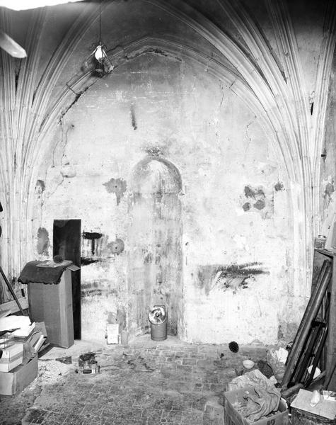 Volume intérieur de la chapelle : mur ouest, face à la porte.