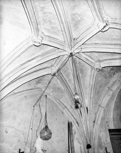 Volume intérieur de la chapelle : voûte nervurée.