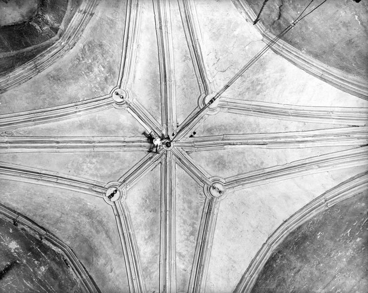 Volume intérieur de la chapelle : voûte nervurée (détail).