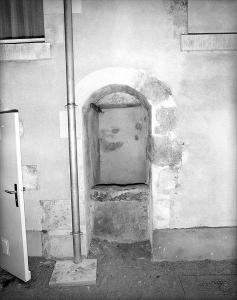 Puits dans cour intérieure, intégré à la maçonnerie - rue des Trois Piliers (9).