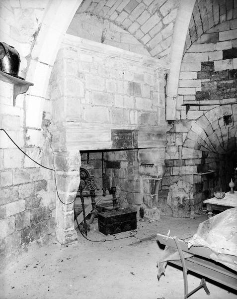 Rez-de-chaussée, cheminée sur le mur sud.