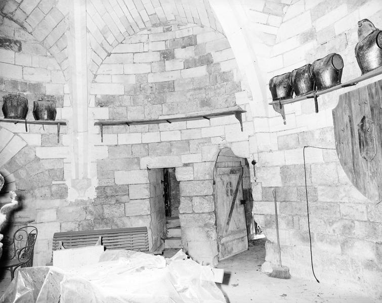 Rez-de-chaussée, mur est : portes du couloir d'accès et de la tourelle d'escalier.