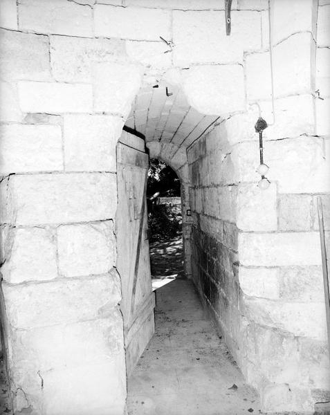 Rez-de-chaussée : couloir d'accès (vu de l'intérieur).