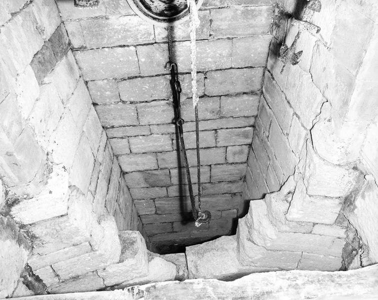 Rez-de-chaussée, mur sud : conduit de la cheminée primitive.