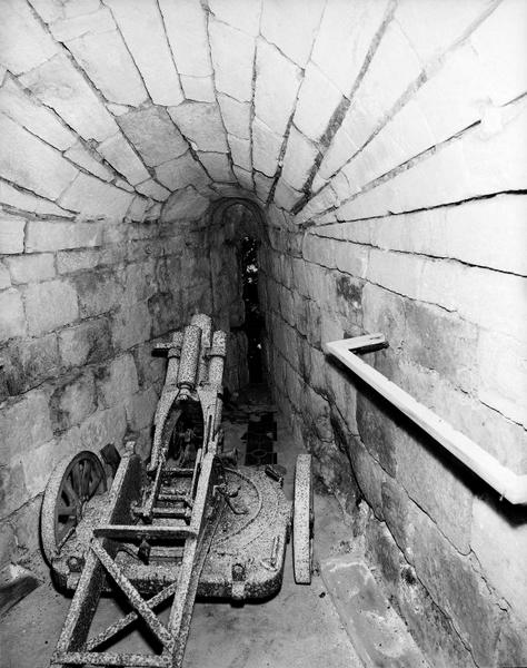 Rez-de-chaussée : embrasure sud-ouest, archère.