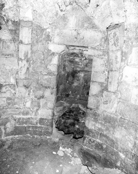 Sous-sol, cachot : latrine dans le mur ouest.