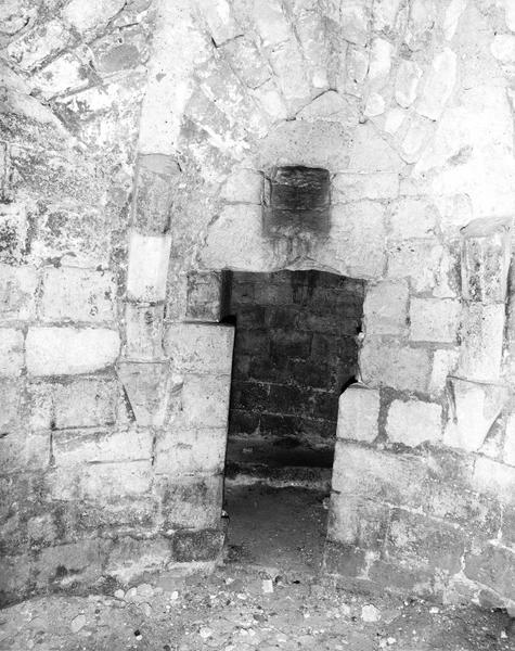 Sous-sol, cachot : porte dans le mur nord.