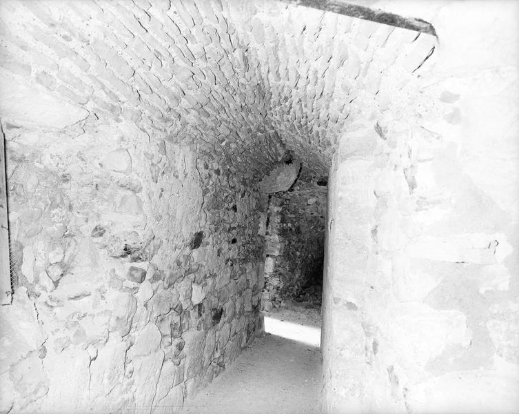 Premier étage : passage dans l'épaisseur du mur à l'est.