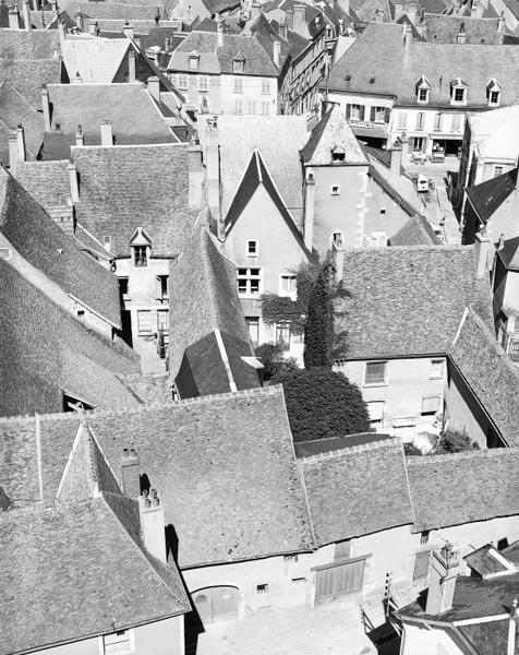 Toitures, cours intérieures et pignons.