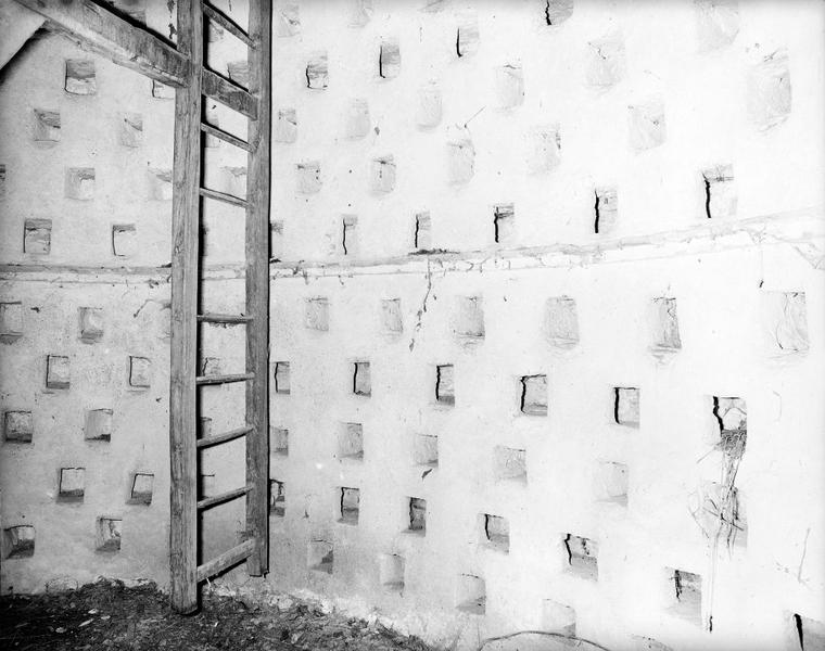 Vue intérieure : détail des trous de boulins.
