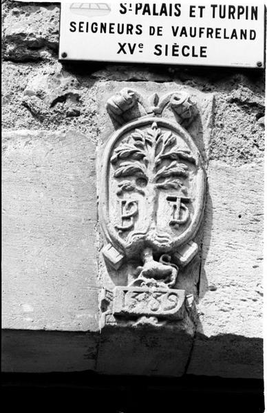 Porte d'entrée : écusson daté 1589.