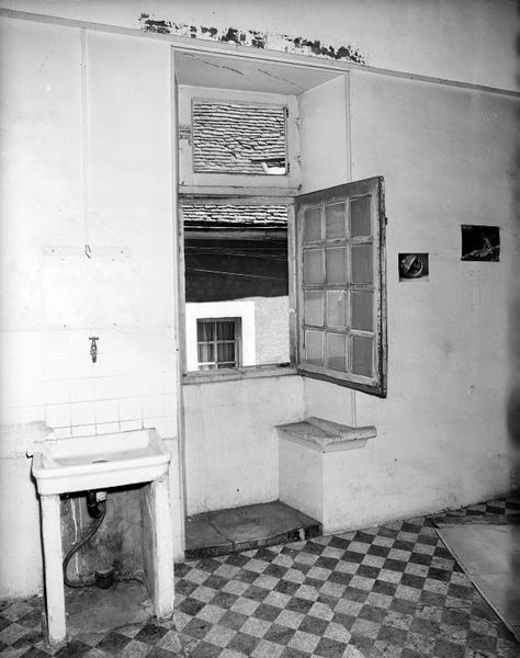 Premier étage, salle nord-est : fenêtre à coussiège.