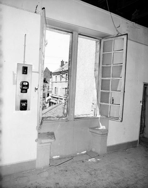 Premier étage, salle sud-ouest : fenêtre.