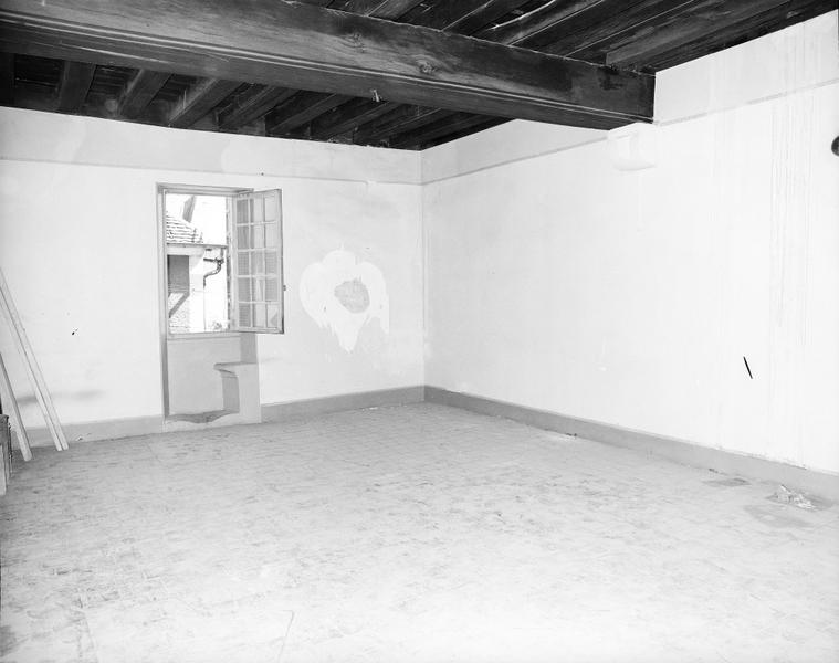 Premier étage : salle médiane, prise d'ouest en est.