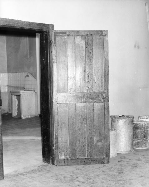 Premier étage, porte : revers.