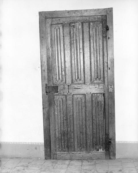 Premier étage, porte : endroit.