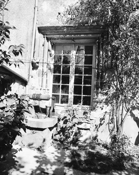 Façade sur cour, fenêtre du rez-de-chaussée.