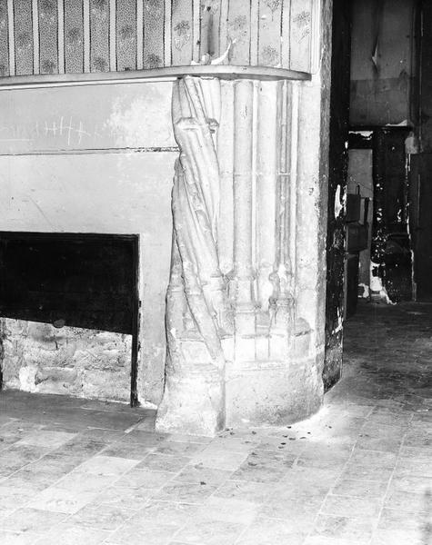 Rez-de-chaussée, cheminée : piédroit.