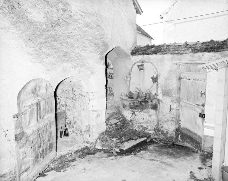 Puits sur rue : vue depuis la cour intérieure - rue de la Grange Londy (3).