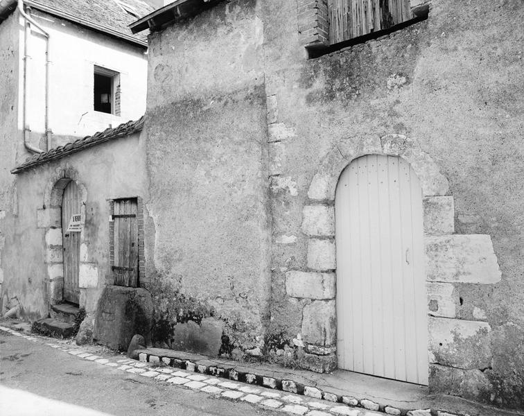 Puits sur rue, intégré à la maçonnerie - rue Grange Londy (3).