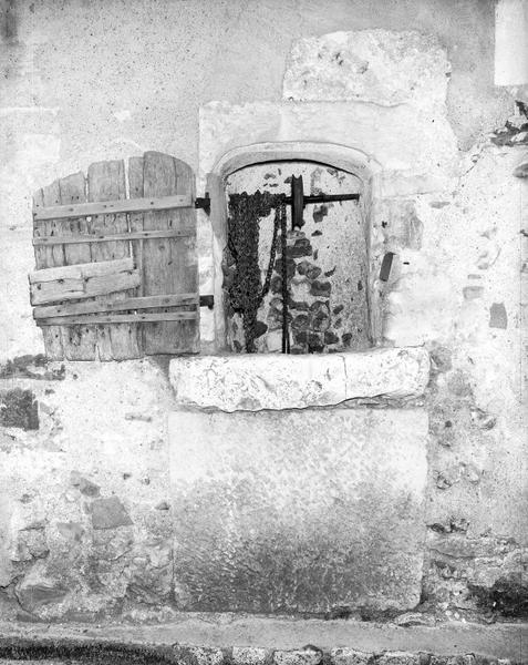 Puits sur rue, intégré à la maçonnerie - rue du Four Banal.