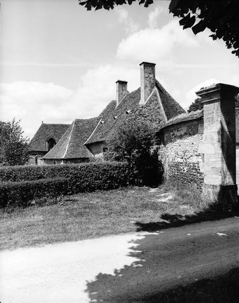 Vue du logis sud-ouest, portail d'entrée du domaine.