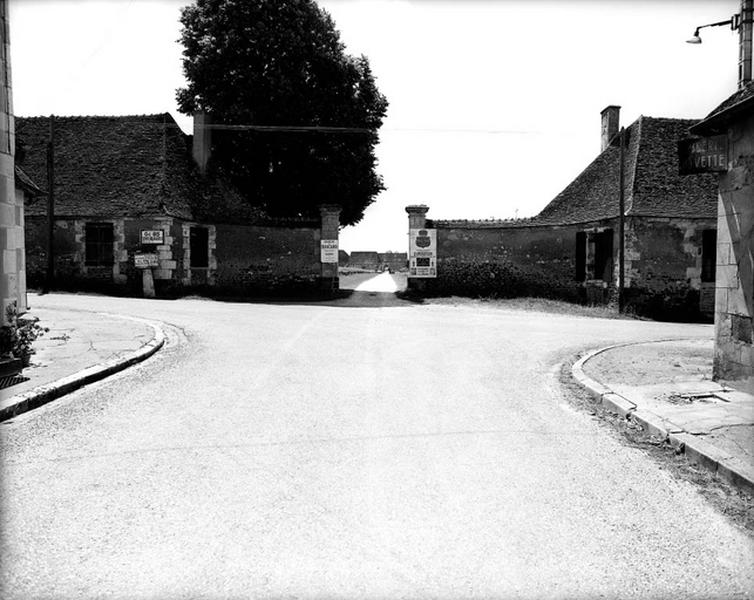 Portail d'entrée des communs du domaine ; logis sud de part et d'autre de l'entrée.