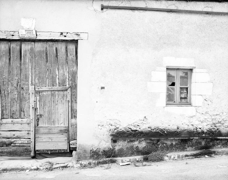 Façade sur rue : fenêtre et porte.