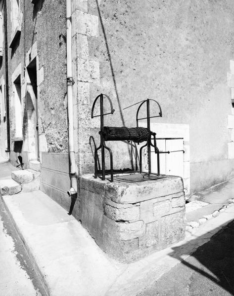 Puits à margelle - Angle rue du Mouton Noir rue Porte Vieille.