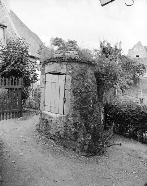 Puits couvert, à massif maçonné - rue des Pressoirs.