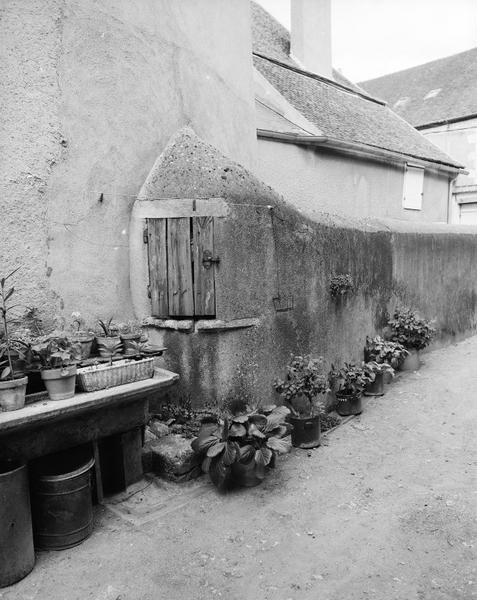 Puits couvert, à massif maçonné, mitoyen - rue Porte Vieille (34).