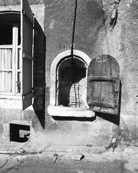 Puits sur rue, intégré à la maçonnerie - rue du Collège Ribaton (2).