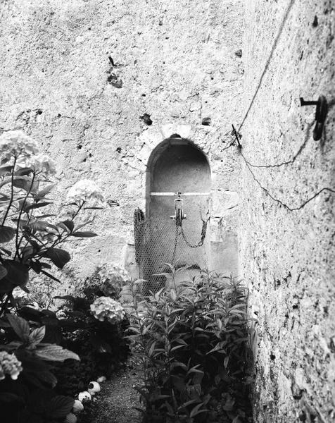 Puits dans cour intérieure, intégré à la maçonnerie - rue Basse des Remparts (58).