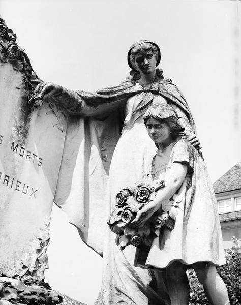Détail du groupe sculpté.