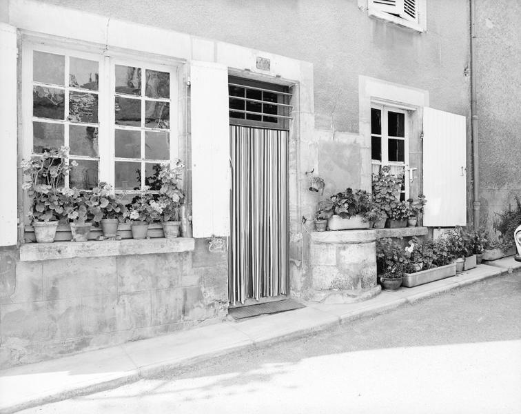 Puits sur rue, intégré à la maçonnerie - Place Saint-André (11).