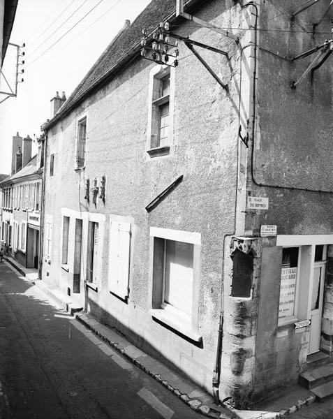 Façade sur la rue de la paix.