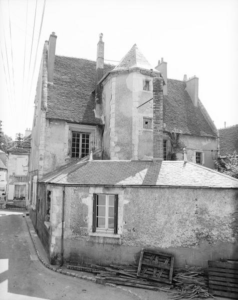 Façade occidentale sur la place du Beffroi.