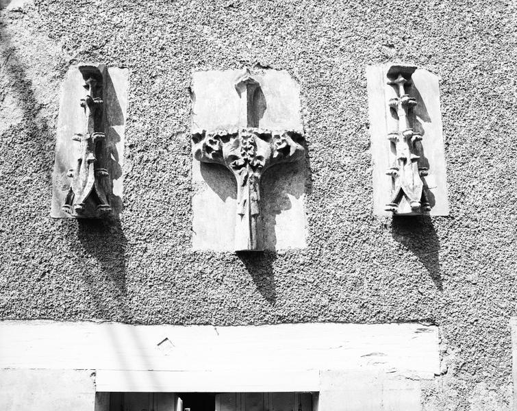 Façade orientale (rue de la Paix) : vestiges du décor primitif de la porte.