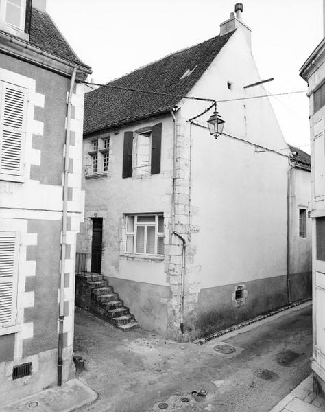 Façade à l'angle de la rue du Puits-des-Fins.