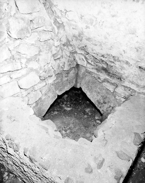 Cave, angle nord-ouest : ancienne citerne (?).