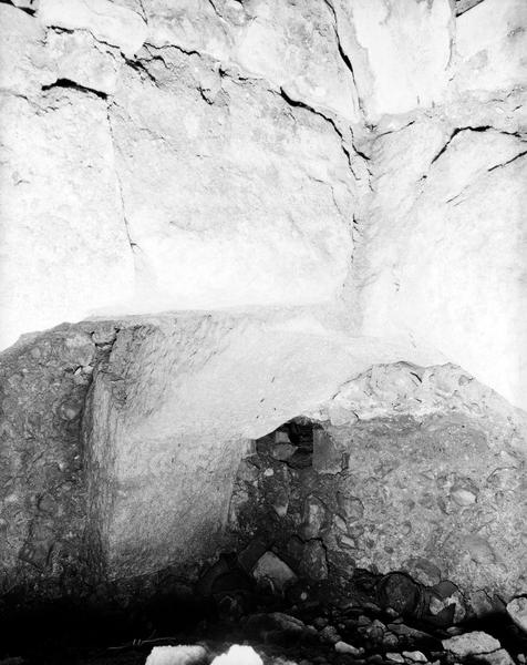 Cave, angle nord-ouest.