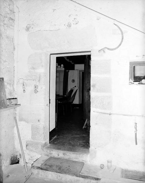 Façade sud sur jardin, rez-de-chaussée : porte à linteau en accolade.