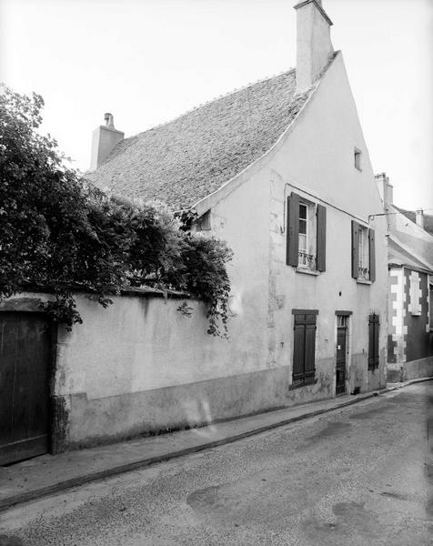 Façade à pignon sur la rue Macdonald.