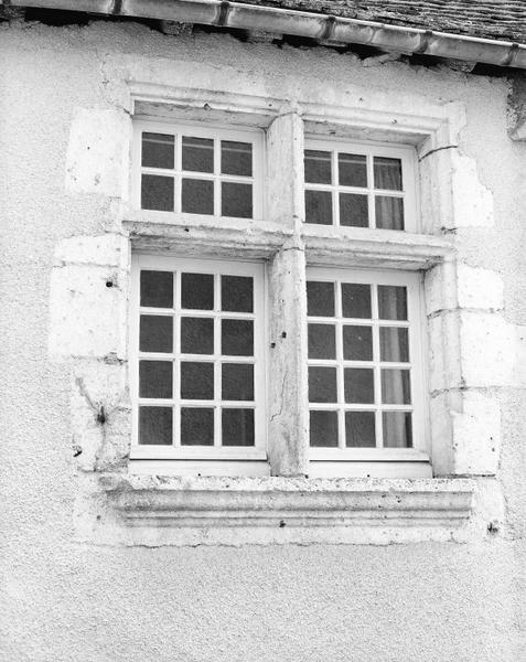 Façade sur la rue des Deux-Portes : fenêtre à meneau au premier étage.
