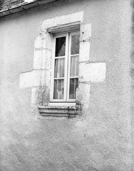 Façade sur la rue des Deux-Portes : fenêtre du premier étage.