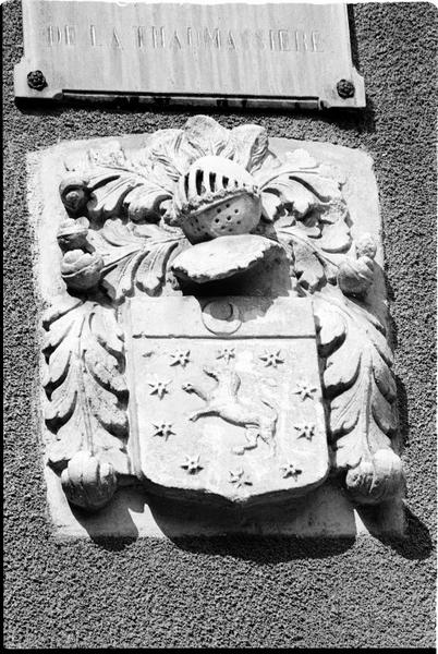 Aile ouest, façade est : armoiries de la famille Thaumas de la Thaumassière.