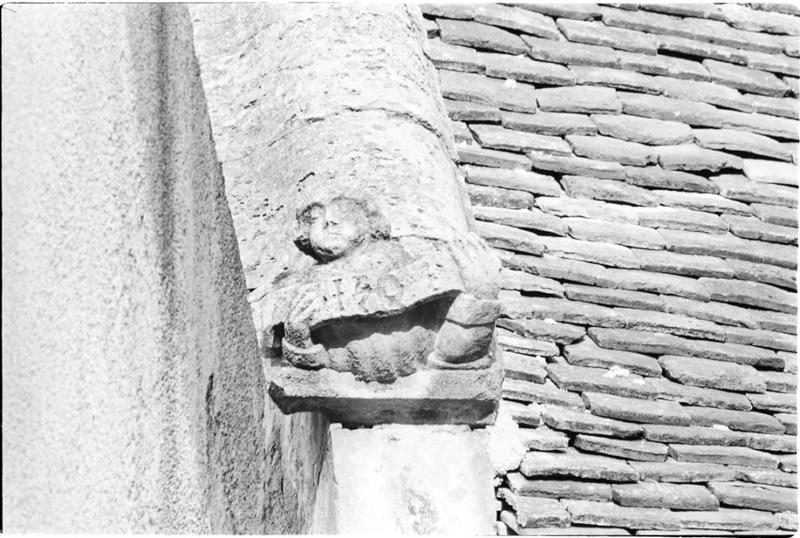 Pignon nord, rampant ouest : personnage à phylactère daté de 1502.